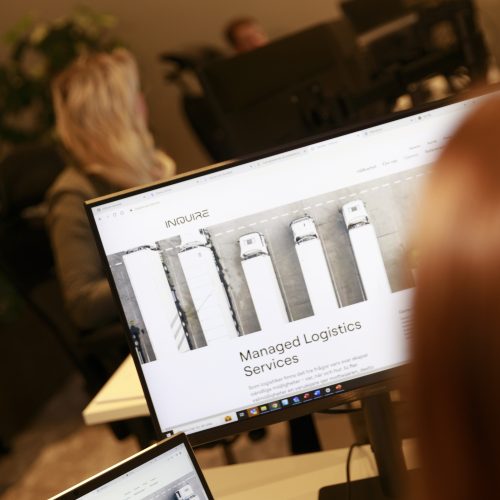 Skärm med digital logistikplattform för planering och uppföljning av leveranser